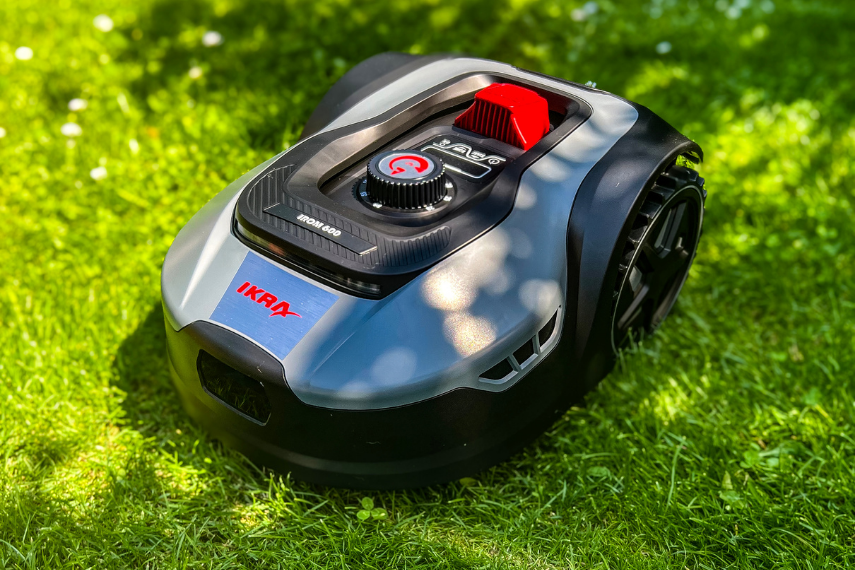Nahaufnahme des Mähroboters iROM600 auf grüner Rasenfläche